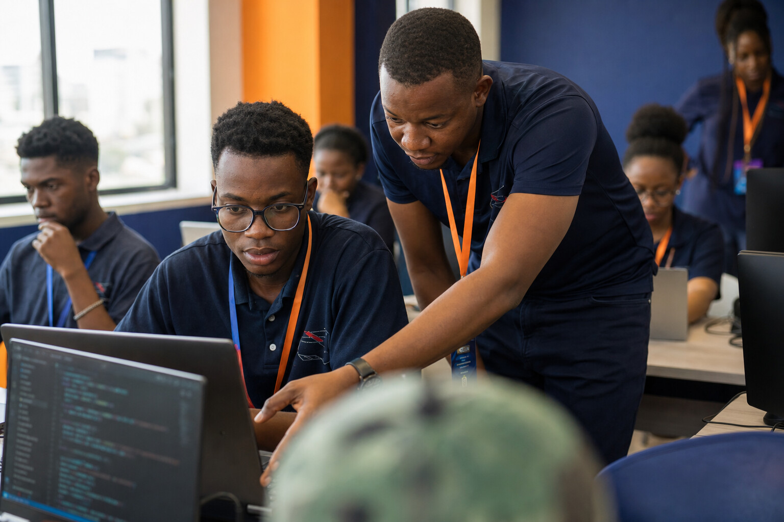 Estudantes em formação prática de programação